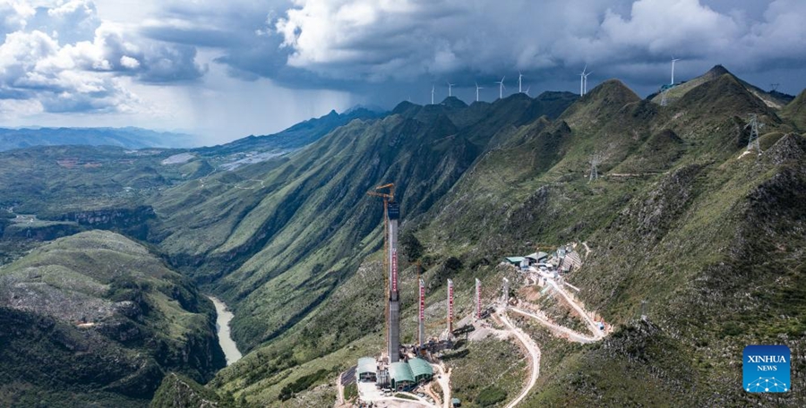 Il grande ponte del Canyon Huajiang in costruzione diventerà il più alto del mondo