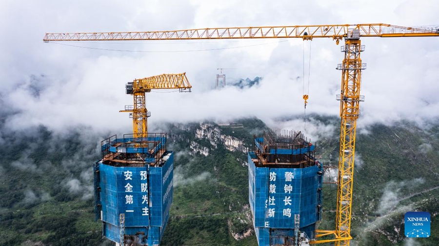 Il grande ponte del Canyon Huajiang in costruzione diventerà il più alto del mondo