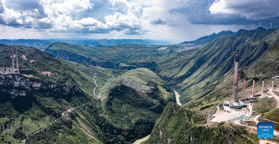 Il grande ponte del Canyon Huajiang in costruzione diventerà il più alto del mondo