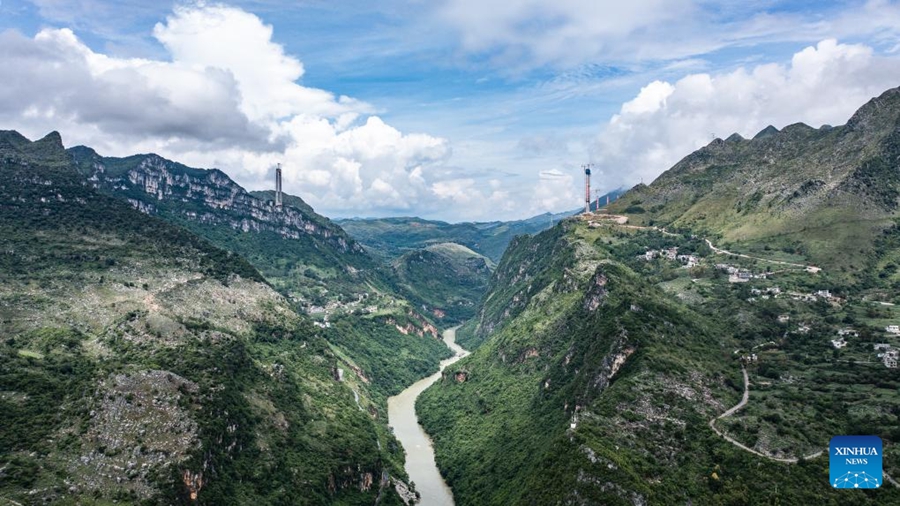 Il grande ponte del Canyon Huajiang in costruzione diventerà il più alto del mondo