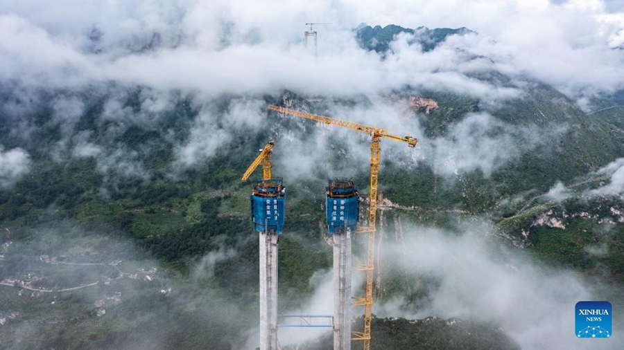 Il grande ponte del Canyon Huajiang in costruzione diventerà il più alto del mondo