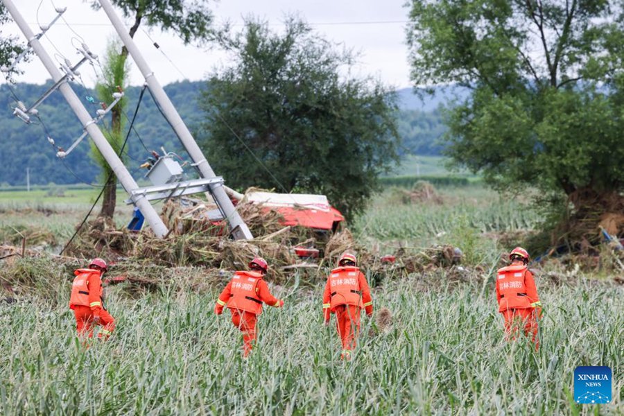 Soccorritori nel borgo Kaiyuan della città Shulan, provincia del Jilin. (6 agosto 2023 – Xinhua/Yan Linyun)