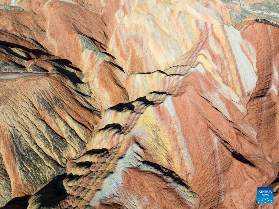 Gansu: il Parco geologico nazionale di Danxia attrae turisti con un paesaggio unico