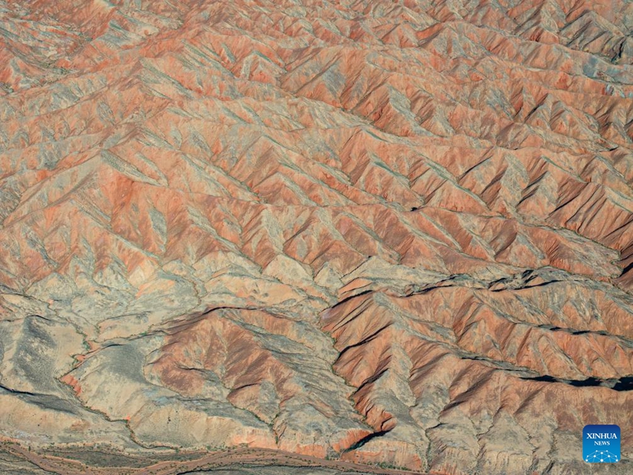 Gansu: il Parco geologico nazionale di Danxia attrae turisti con un paesaggio unico