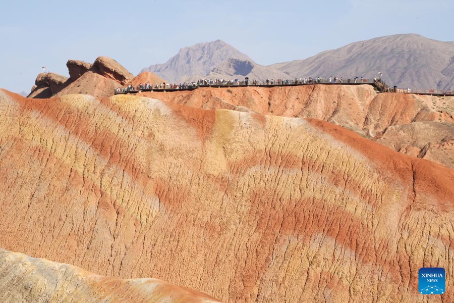 Gansu: il Parco geologico nazionale di Danxia attrae turisti con un paesaggio unico