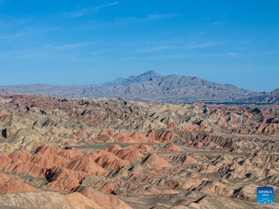 Gansu: il Parco geologico nazionale di Danxia attrae turisti con un paesaggio unico