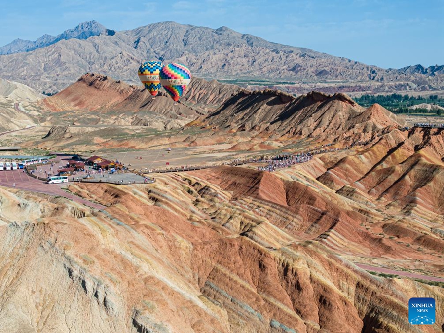 Gansu: il Parco geologico nazionale di Danxia attrae turisti con un paesaggio unico