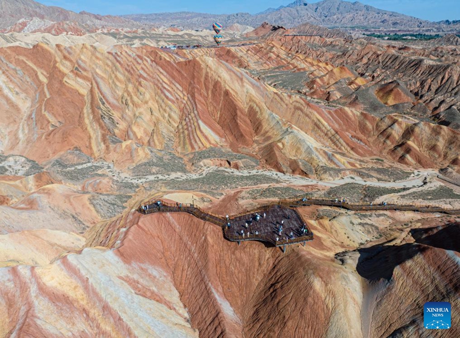 Gansu: il Parco geologico nazionale di Danxia attrae turisti con un paesaggio unico