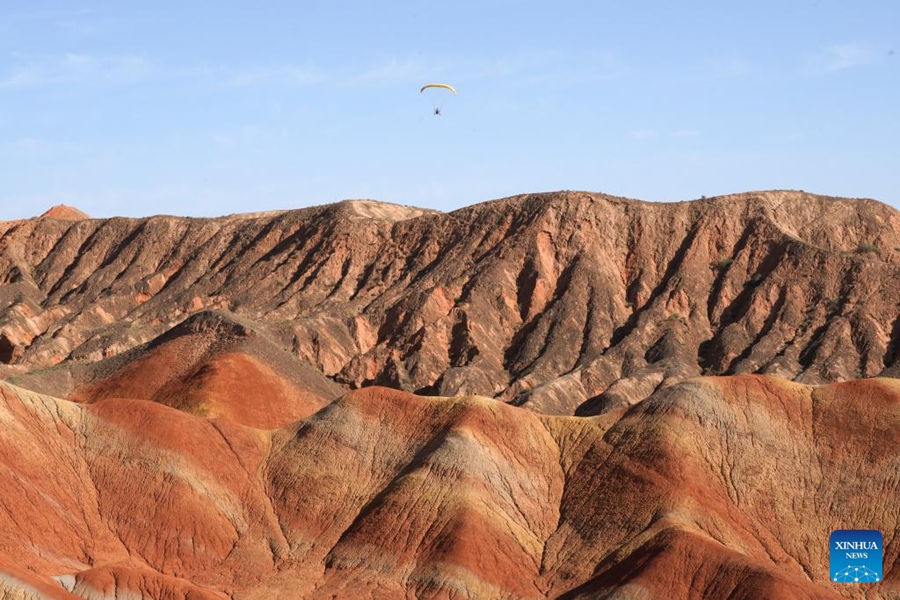 Gansu: il Parco geologico nazionale di Danxia attrae turisti con un paesaggio unico