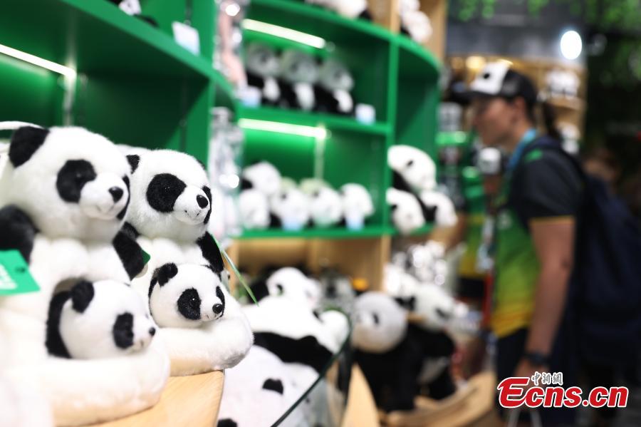 I prodotti panda esposti in un negozio di souvenir presso la base di ricerca dell'allevamento di panda gigante di Chengdu, nella provincia del Sichuan. (5 agosto 2023 - China News Service/Liu Zhankun)