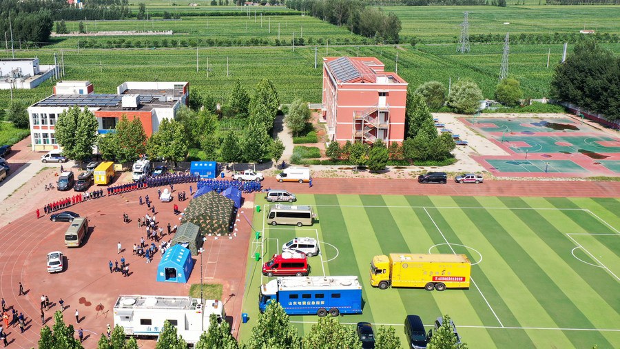 Soccorritori riuniti sul campo sportivo di una scuola elementare del borgo di Wangdagua,  contea di Pingyuan, provincia dello Shandong. (6 agosto 2023 – Xinhua/Guo Xulei)