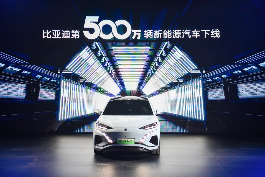 Il cinquemilionesimo veicolo a nuova energia BYD, una Denza N7, durante una conferenza stampa a Shenzhen, nella provincia del Guangdong, nel sud della Cina. (9 agosto 2023 - Xinhua/Liang Xu)