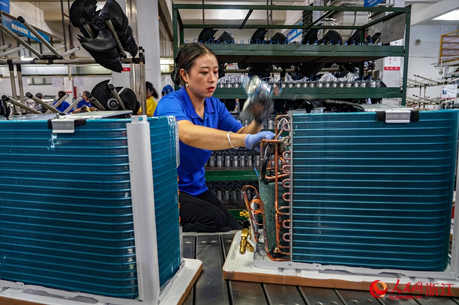 Operai lavorano per portare a termine ordini dai Paesi lungo la "Belt and Road" in un'azienda di elettrodomestici nella città di Cixi, sotto l'amministrazione di Ningbo, nella provincia dello Zhejiang. (15 agosto 2023 – Quotidiano del Popolo Online/Zhang Yongtao) 