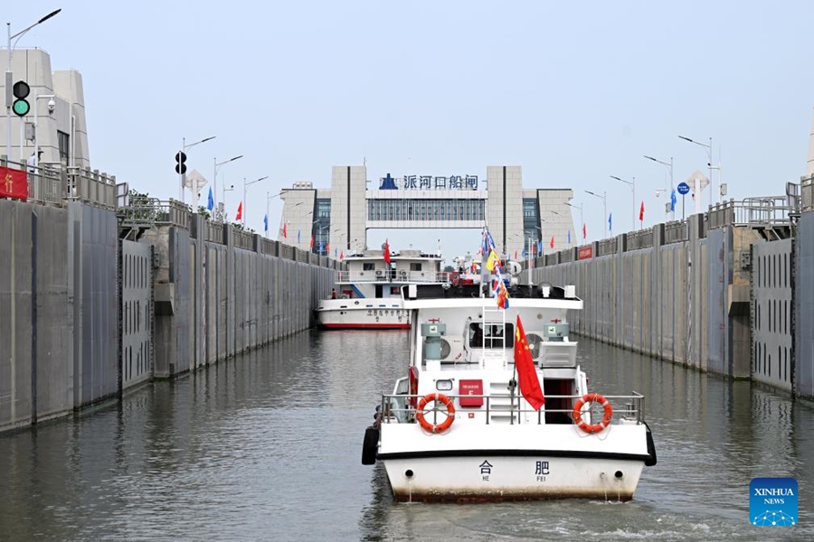 Navi in fila per attraversare la chiusa di Paihekou del mega progetto di deviazione dell'acqua nella provincia cinese orientale dell'Anhui. (16 agosto 2023 – Xinhua/Huang Bohan)