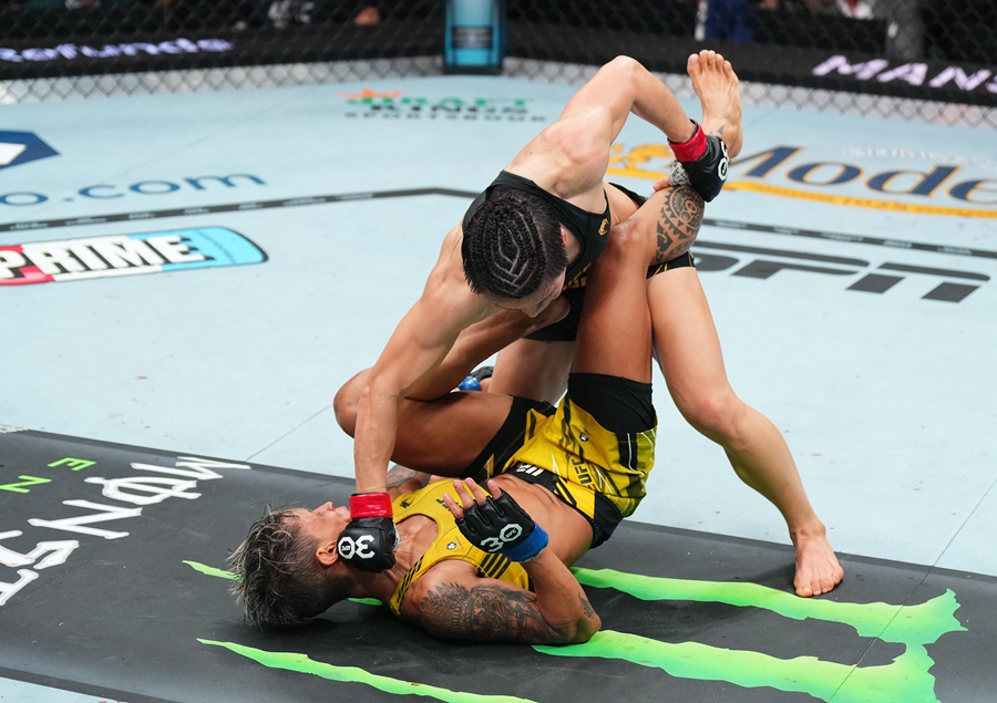 Zhang Weili batte Amanda Lemos, mantenendo il titolo dei pesi paglia all'UFC 292