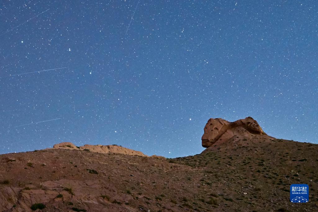 Uno scintillante cielo stellato sopra la Grande Muraglia