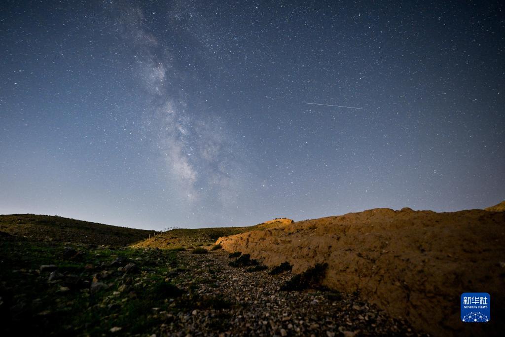 Uno scintillante cielo stellato sopra la Grande Muraglia