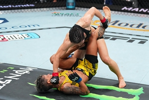 Zhang Weili batte Amanda Lemos, mantenendo il titolo dei pesi paglia all'UFC 292