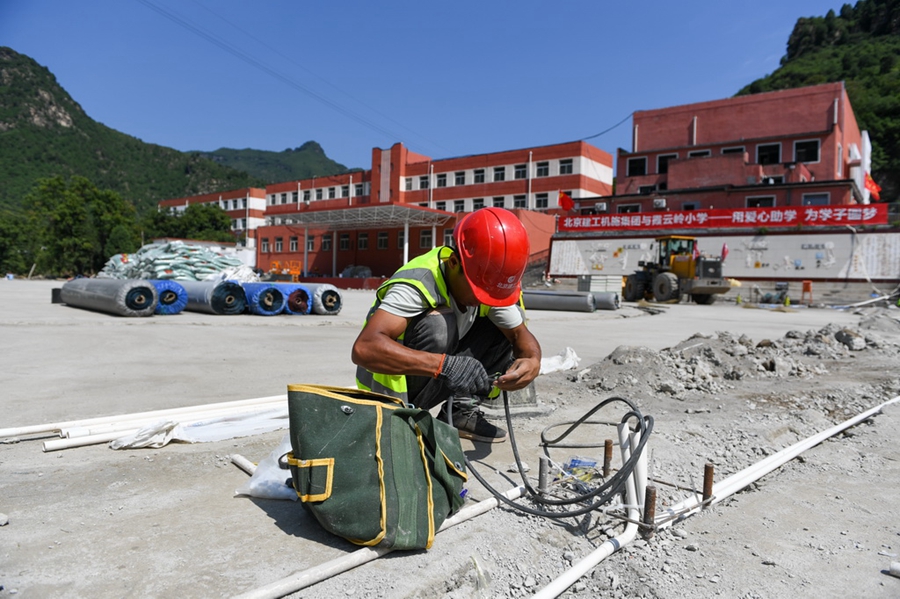 Beijing: ricostruzione di una scuola danneggiata dal diluvio