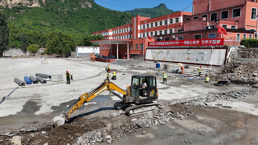 Beijing: ricostruzione di una scuola danneggiata dal diluvio