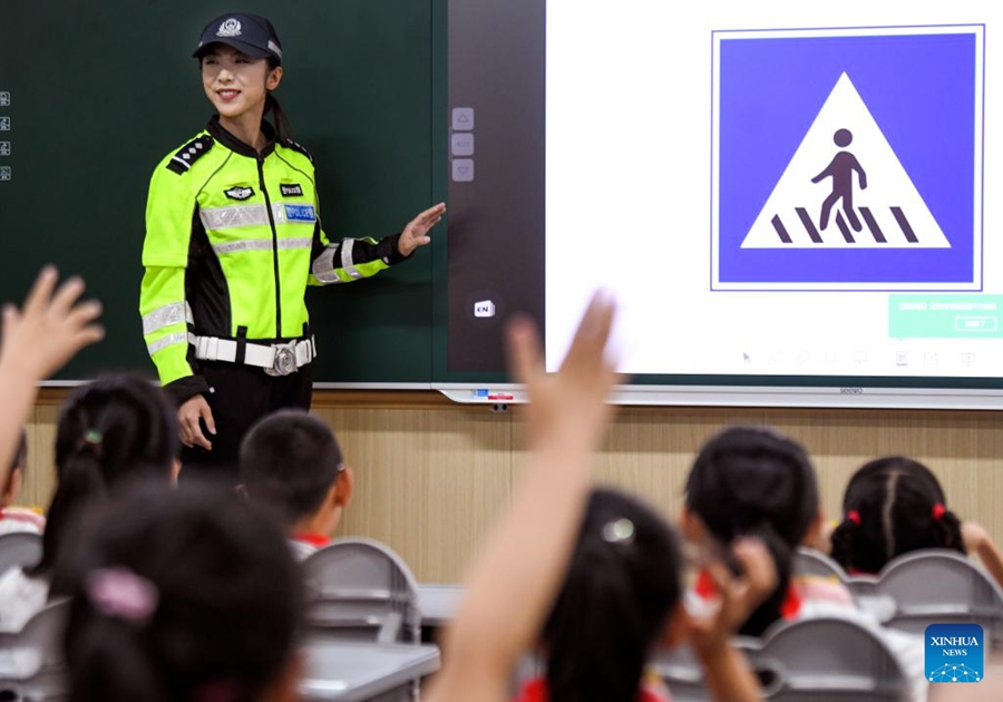 Il nuovo semestre per le scuole elementari e medie inizia a Urumqi, Xinjiang