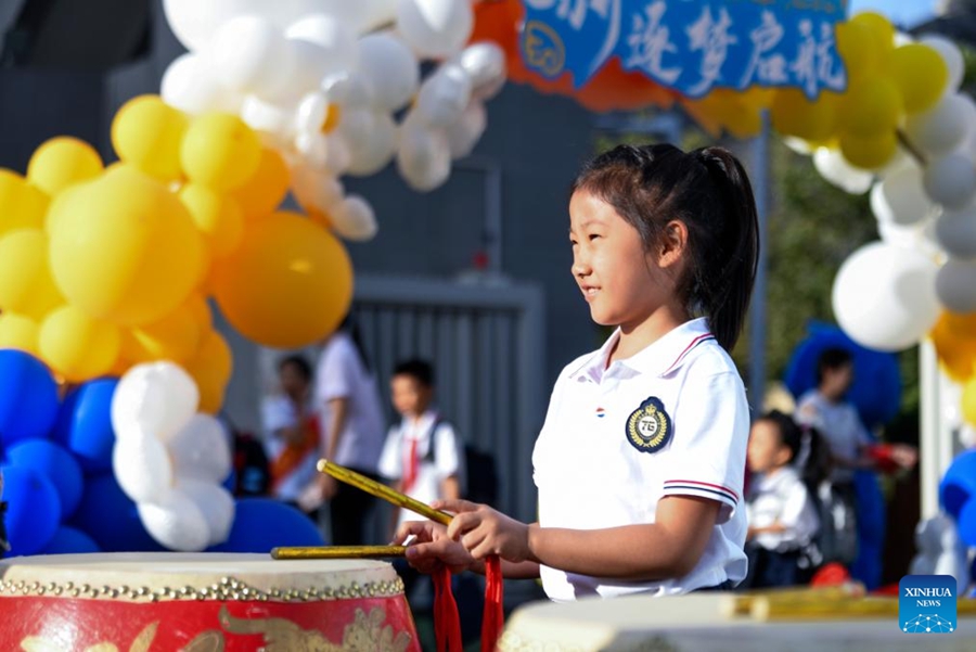 Il nuovo semestre per le scuole elementari e medie inizia a Urumqi, Xinjiang