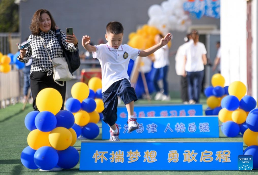 Il nuovo semestre per le scuole elementari e medie inizia a Urumqi, Xinjiang