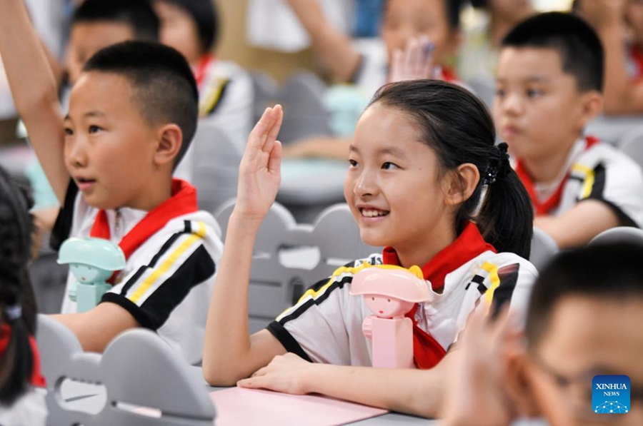 Il nuovo semestre per le scuole elementari e medie inizia a Urumqi, Xinjiang