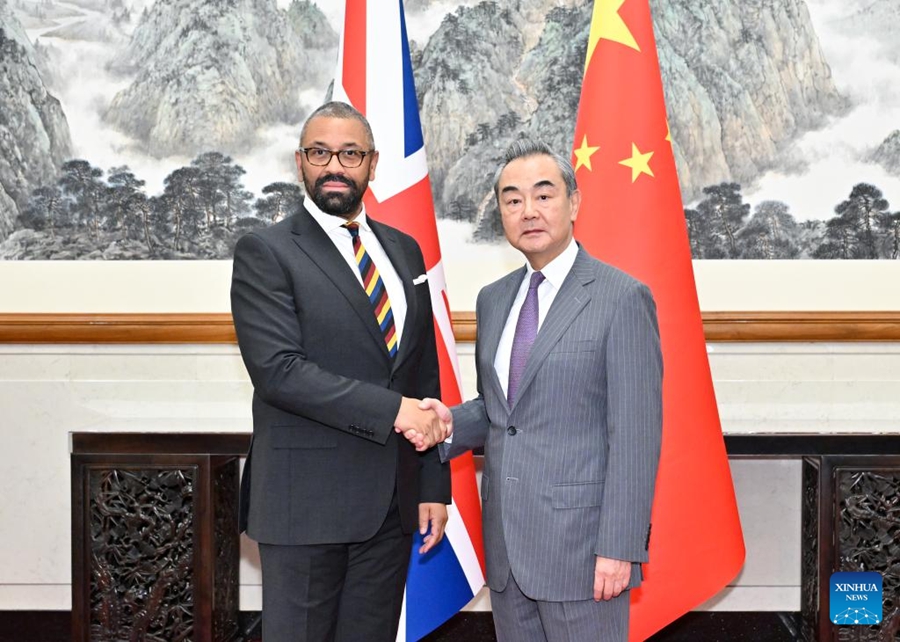 Il Ministro degli Esteri cinese Wang Yi incontra James Cleverly, Segretario di Stato per gli Affari Esteri, il Commonwealth e lo Sviluppo del Regno Unito, per un colloquio a Beijing, capitale della Cina. (30 agosto 2023 - Xinhua/Yue Yuewei)