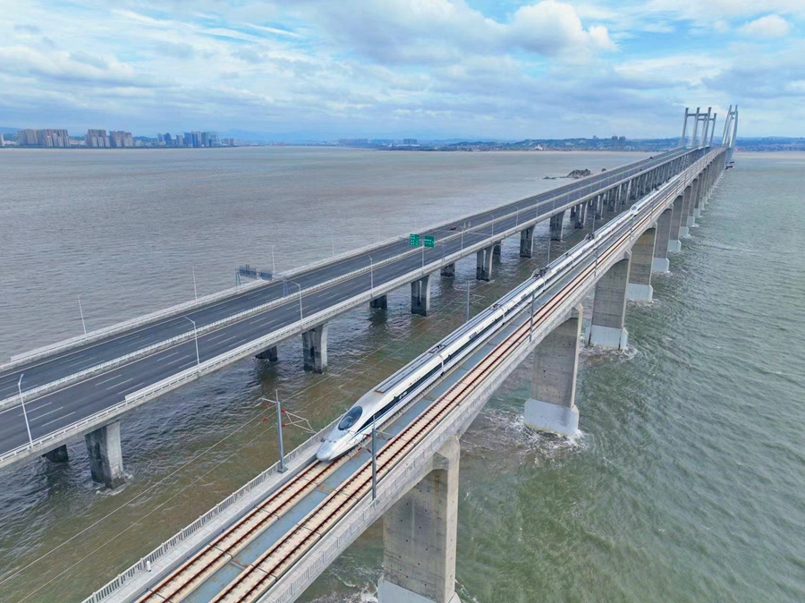 Treno di prova della ferrovia ad alta velocità Fuzhou-Xiamen corre sul ponte della baia di Quanzhou. (Foto/Ding Bo)