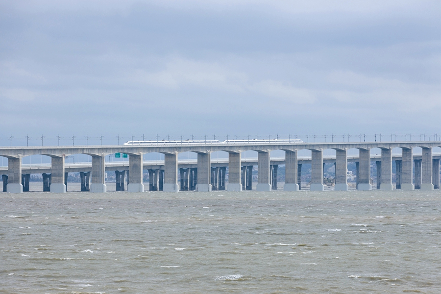 La prima ferrovia ad alta velocità cinese sul mare entra in funzione in via sperimentale