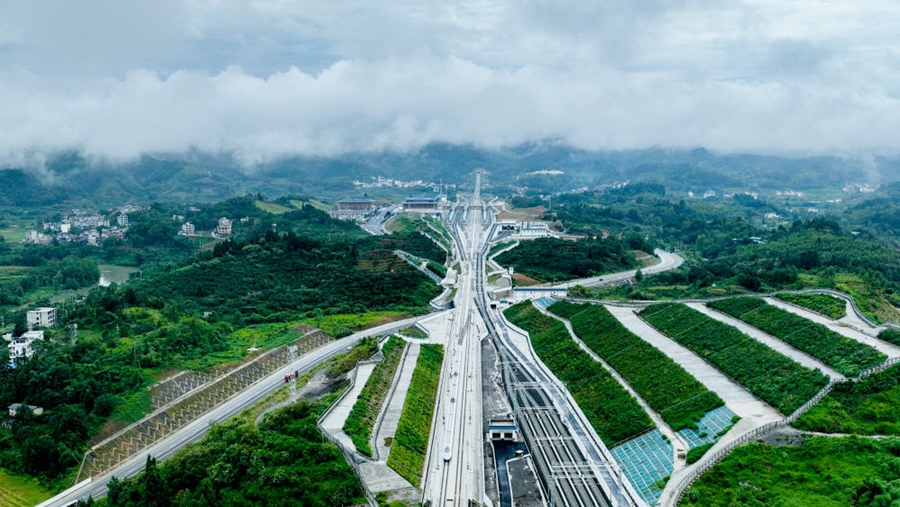 Ferrovia ad alta velocità collega le regioni carsiche della Cina