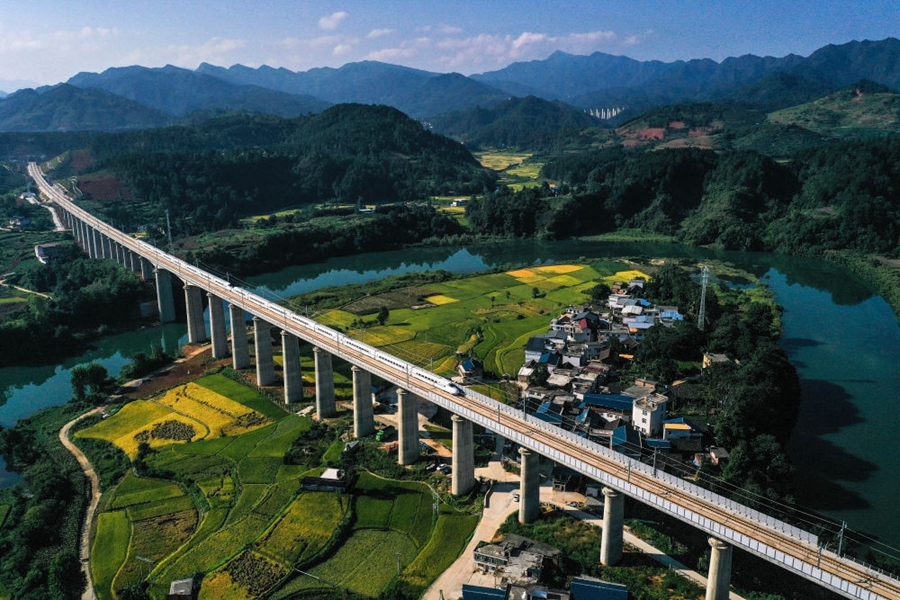 Ferrovia ad alta velocità collega le regioni carsiche della Cina