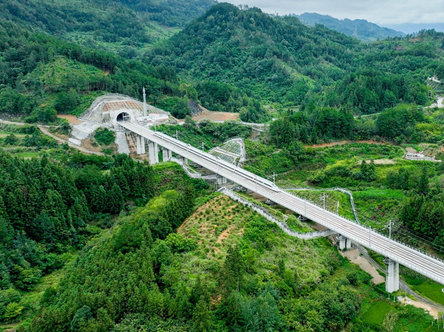 Ferrovia ad alta velocità collega le regioni carsiche della Cina