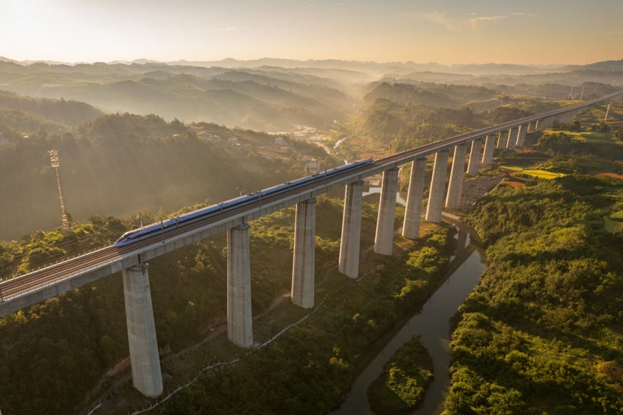 Ferrovia ad alta velocità collega le regioni carsiche della Cina