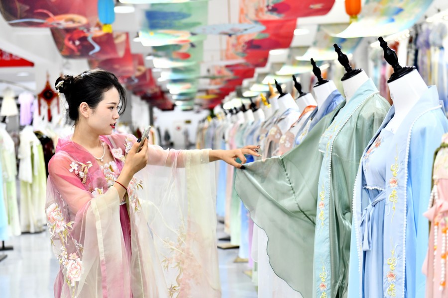 Una donna vende l'abbigliamento tradizionale cinese Hanfu tramite live streaming in una base nella contea di Caoxian, nella provincia dello Shandong. (6 luglio 2023 - Xinhua/Guo Xulei)