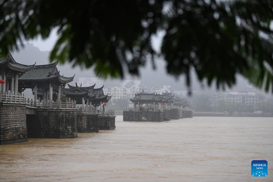 Il tifone Haikui si abbatte sulla Cina orientale e meridionale