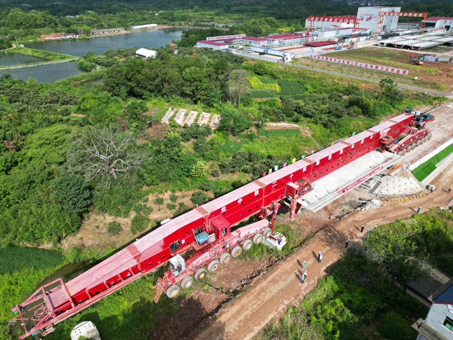 Gli operai della China Railway 24th Bureau Group Corp installano la prima trave scatolare del ponte ferroviario di Lanjiang lungo la ferrovia ad alta velocità Jinhua-Jiande nella provincia dello Zhejiang. (China Daily)