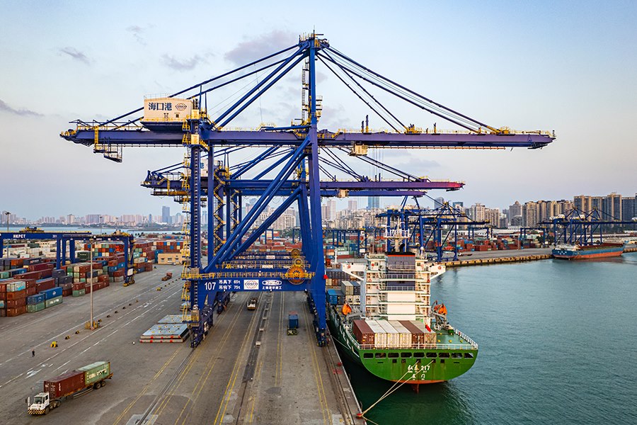 Il terminal container di Haikou, nella provincia insulare di Hainan. (Su Bikun/China Daily)