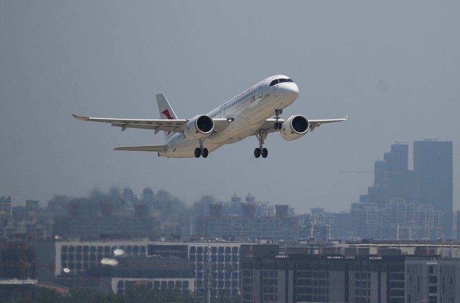 Un aereo passeggeri di grandi dimensioni C919, il primo aereo di linea sviluppato internamente dalla Cina, decolla dall'aeroporto internazionale Hongqiao di Shanghai. (28 maggio 2023 - Xinhua)