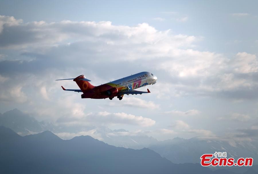 L'aereo ARJ21 sviluppato dalla Cina effettua voli nello Xinjiang