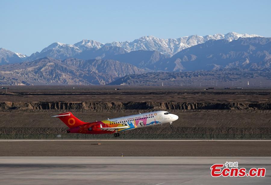 L'aereo ARJ21 sviluppato dalla Cina effettua voli nello Xinjiang