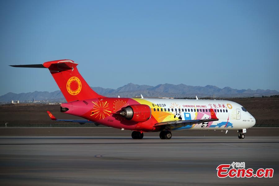 L'aereo ARJ21 sviluppato dalla Cina effettua voli nello Xinjiang