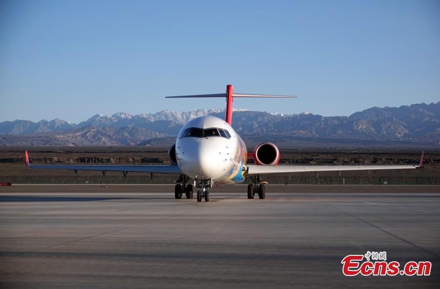 L'aereo ARJ21 sviluppato dalla Cina effettua voli nello Xinjiang