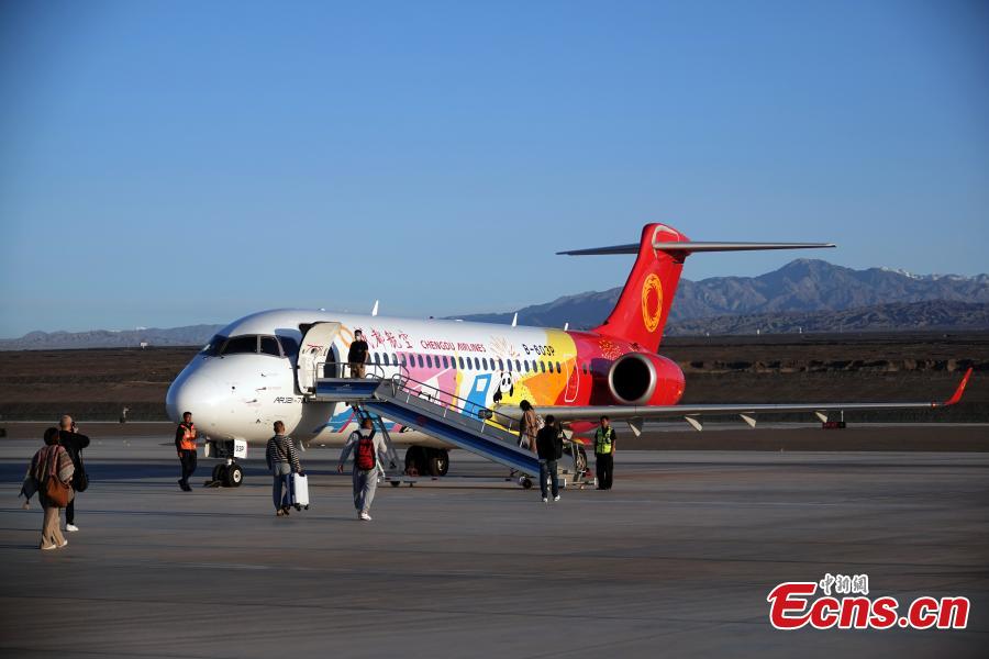 L'aereo ARJ21 sviluppato dalla Cina effettua voli nello Xinjiang