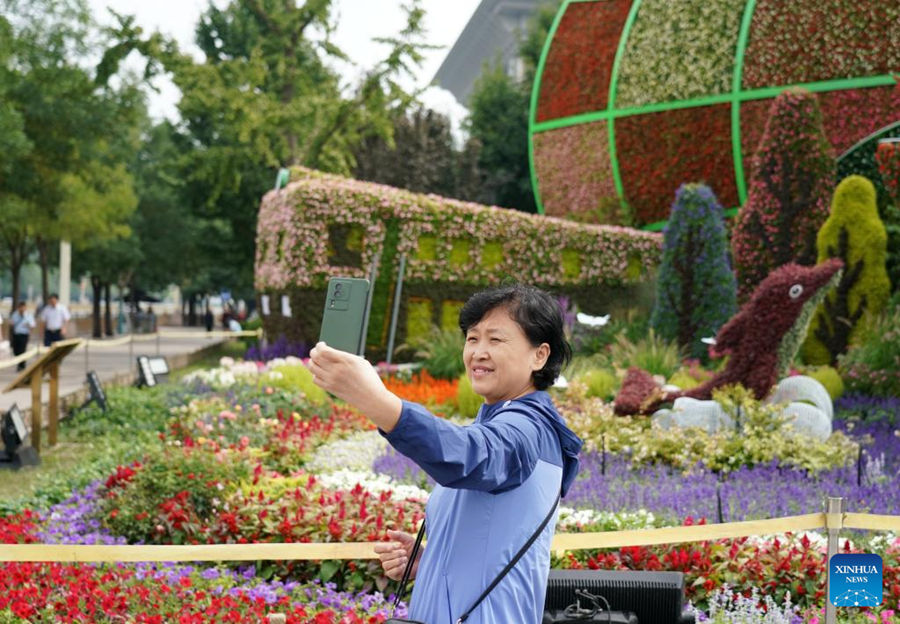 Decorazioni floreali adornano Beijng per la Festa di Metà Autunno e la Festa Nazionale