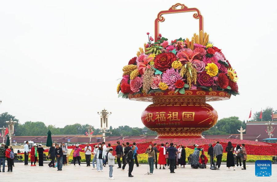 Decorazioni floreali adornano Beijng per la Festa di Metà Autunno e la Festa Nazionale