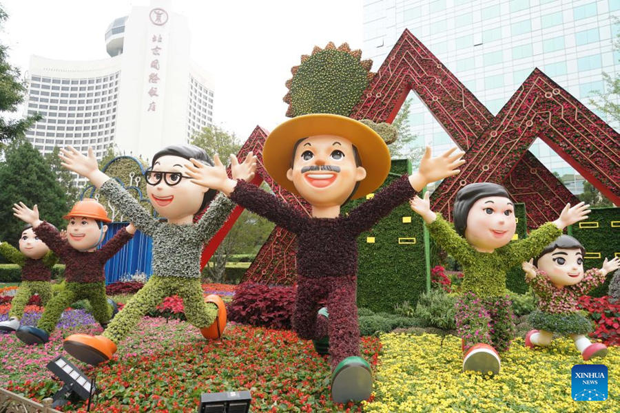 Decorazioni floreali adornano Beijng per la Festa di Metà Autunno e la Festa Nazionale