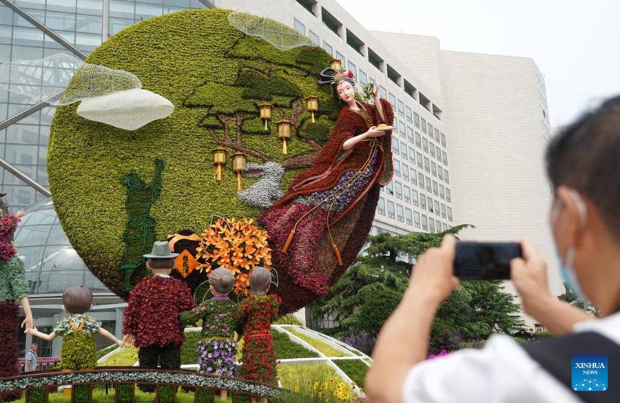 Decorazioni floreali adornano Beijng per la Festa di Metà Autunno e la Festa Nazionale