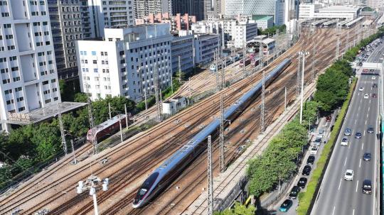 Un treno ad alta velocità parte da Guangzhou, nella provincia del Guangdong, diretto a est verso la città costiera di Shanwei. (26 settembre 2023 - Foto fornita a China Daily)